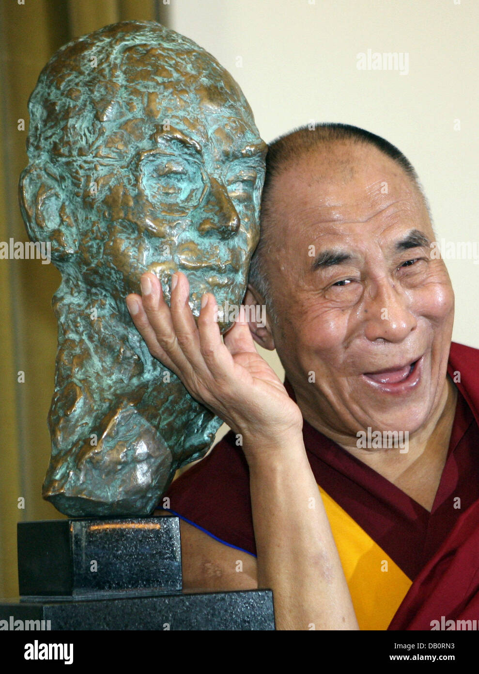 Le dalaï-Lama pose à côté d'un buste représentant lui-même dans la bonne humeur à l'auditorium de l'Université de Münster, Allemagne, 20 septembre 2007. Le leader tibétain sera décerné le doctorat honorifique de l'université et par la suite signer le livre d'or de la ville. La lauréate du Prix Nobel de la paix, se réunira pour une Chanellor allemande Merkel 'échange d'idées" à Berlin, dimanche, 23 Septembre 2007 Banque D'Images