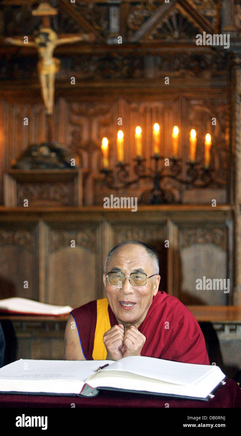 Le dalaï-Lama signe le livre d'or de la ville à l'Hôtel de ville historique de Münster, Allemagne, 20 septembre 2007. Avant, le leader tibétain a été décerné un doctorat honorifique en sciences naturelles de l'Université Munester ministère. La lauréate du Prix Nobel de la paix, se réunira pour une Chanellor allemande Merkel 'échange d'idées" à Berlin, dimanche, 23 septembre 2007. Photo : Bernd Thissen Banque D'Images