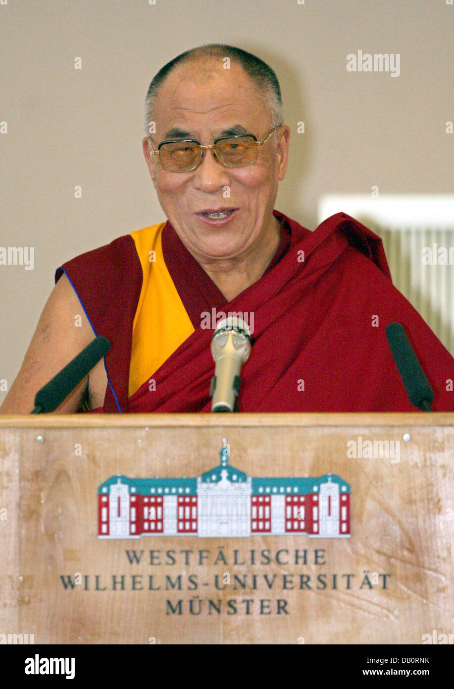 Le Dalaï Lama donne un discours à l'auditorium de 'Wilhelms-Universitaet Westfaelische Muenster', Allemagne, 20 septembre 2007. Le leader tibétain a reçu un doctorat honorifique de l'université des sciences naturelles du ministère et a été de signer le livre d'or de la ville par la suite. La lauréate du Prix Nobel de la paix, rencontrera la chancelière allemande Angela Merkel pour un "échange d'idées" à Berlin, S Banque D'Images