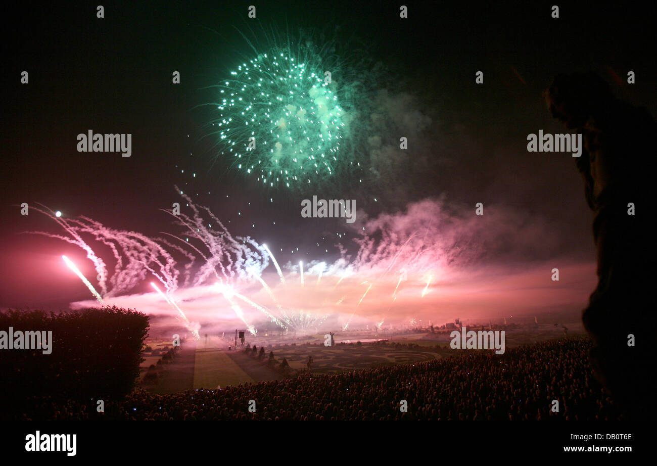 L'équipe d'artifice par MACEDO exploser à une symphonie en ré majeur de Joseph Haydn à l'occasion du 17e concours international de pyrotechnie de Hanovre, Allemagne, 22 septembre 2007. Les équipes de la pyrotechnie de Russie, Afrique du Sud, Royaume-Uni et Portugal inscrits cette année, le concours de la couronne à l'équipe portugaise 'Macedo Pirotecnica" avec le titre. Photo : Holger Hollemann Banque D'Images