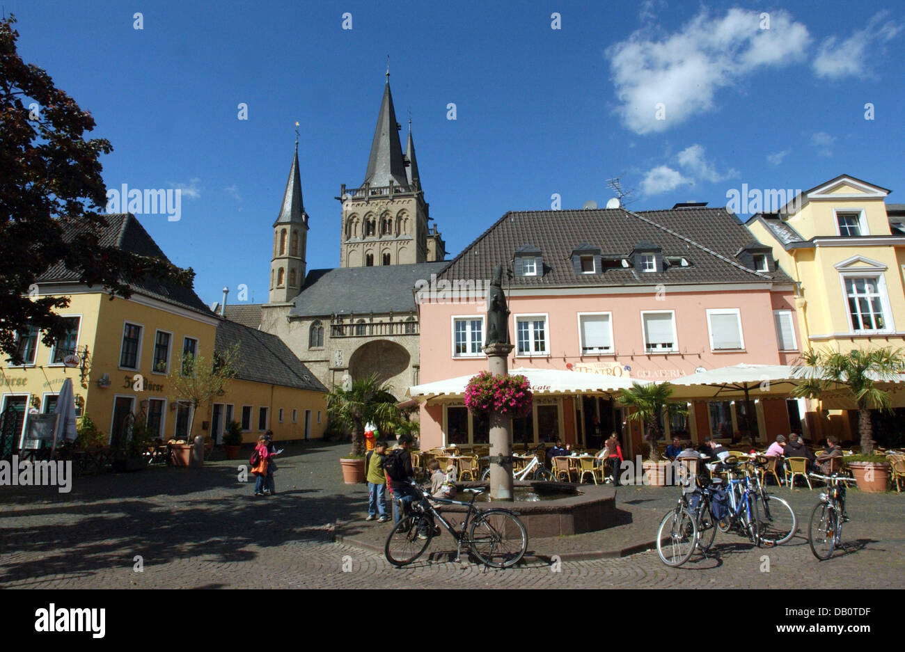 La photo montre un carré avec la Cathédrale de Saint Victor en arrière-plan, Xanten, Allemagne, 4 septembre 2007. Photo. Horst Ossinger Banque D'Images