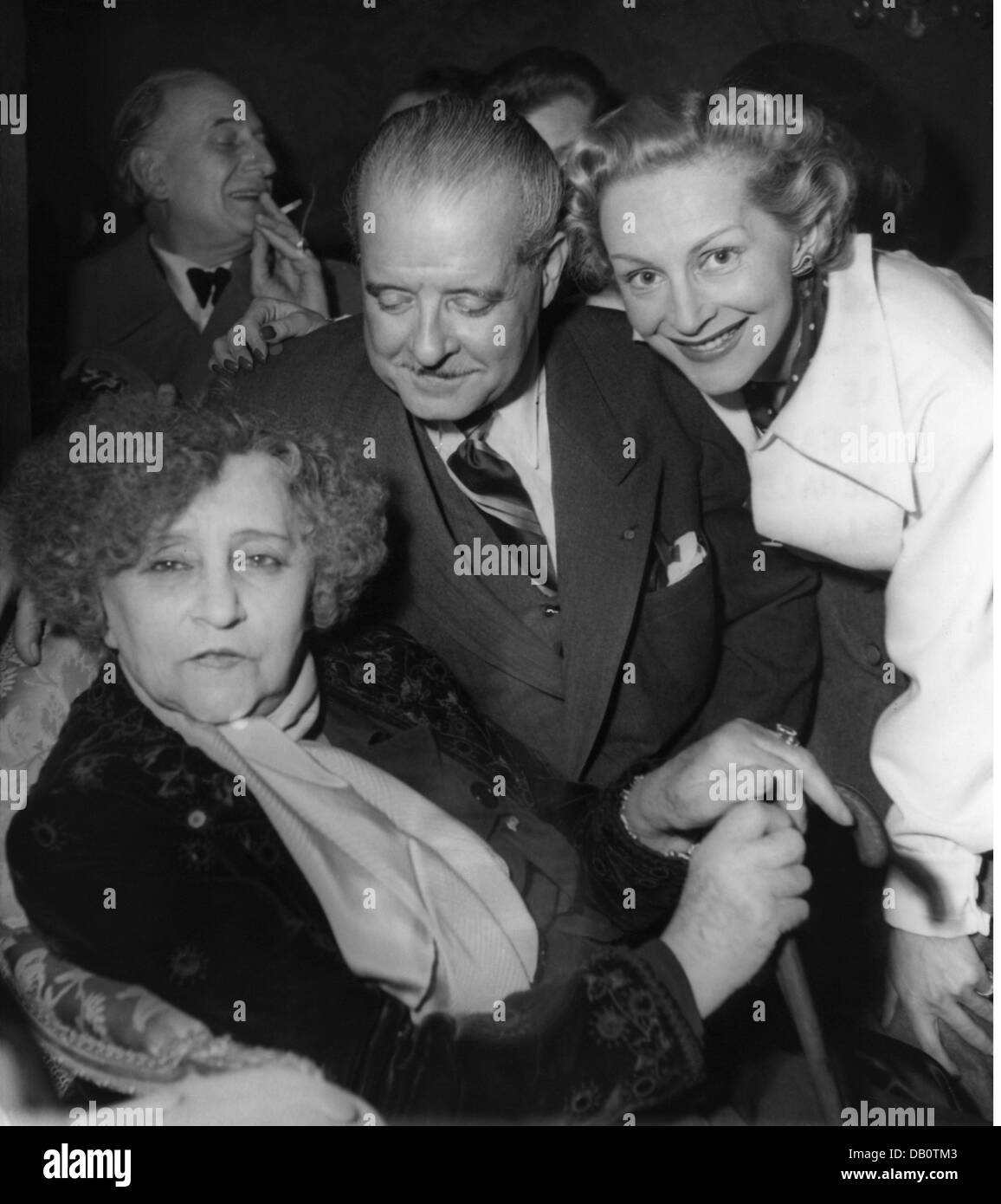 Colette, Sidonie Gabrielle 28.1.1873 - 3.8.1954, auteur/écrivain français, demi-longueur, avec André Luguet, Hélène Perdriere, en première de son jeu "la Seconde", Théâtre de la Madeleine, Paris, 1951, Banque D'Images