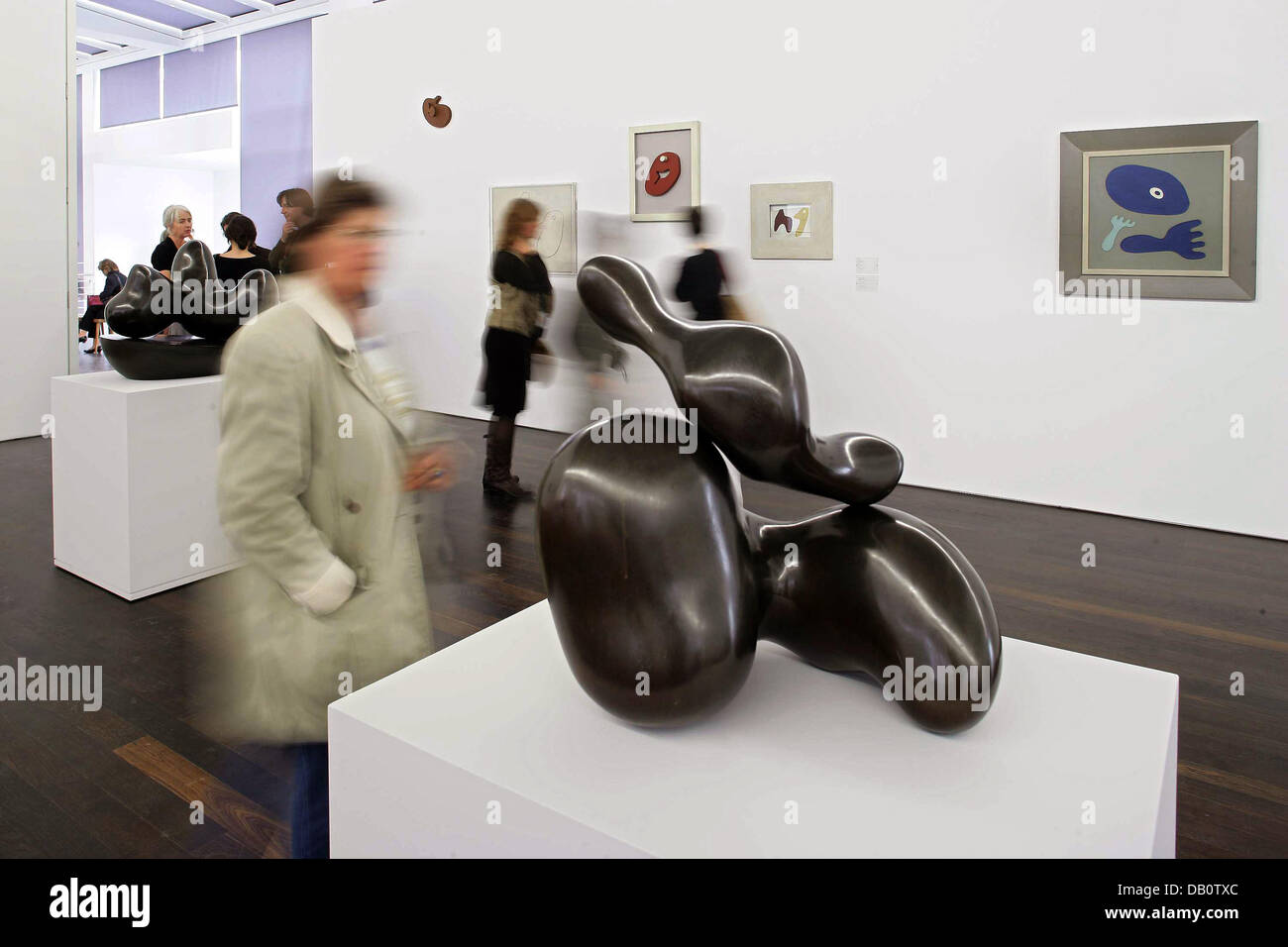 De l'artiste sculptures Hans Arp sont exposées dans le nouveau bâtiment de l'Arp Museum de Rolandseck, Allemagne, 26 septembre 2007. Après des années de planification et de querelles internes les plus ambitieux de l'objet de la culture de l'état de Rhénanie-Palatinat, effectuée après la conception de nous-star américaine architecte Richard Meier, ouvrira ses portes au public le 28 septembre 2007. Le thr Banque D'Images