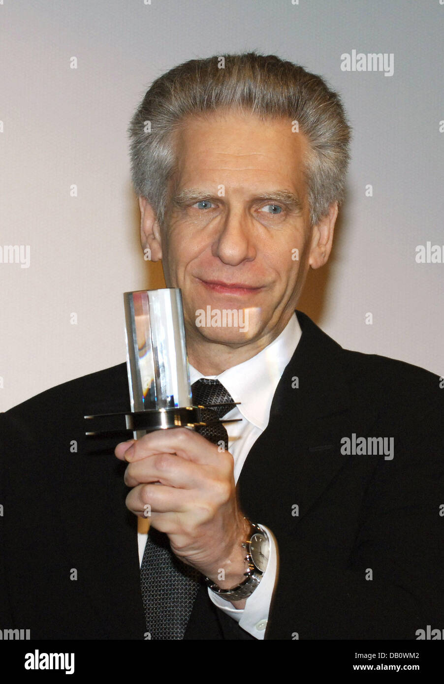 Le cinéaste canadien David Cronenberg pose avec son Douglas-Sirk-Award à la 15e Filmfest Hamburg à Hambourg, Allemagne, 28 septembre 2007. Il a accepté le prix sous fond d'applaudissements par le public qui regardait son dernier ouvrage 'Eastern Promises' immédiatement après. Photo : Wolfgang Langenstrassen Banque D'Images