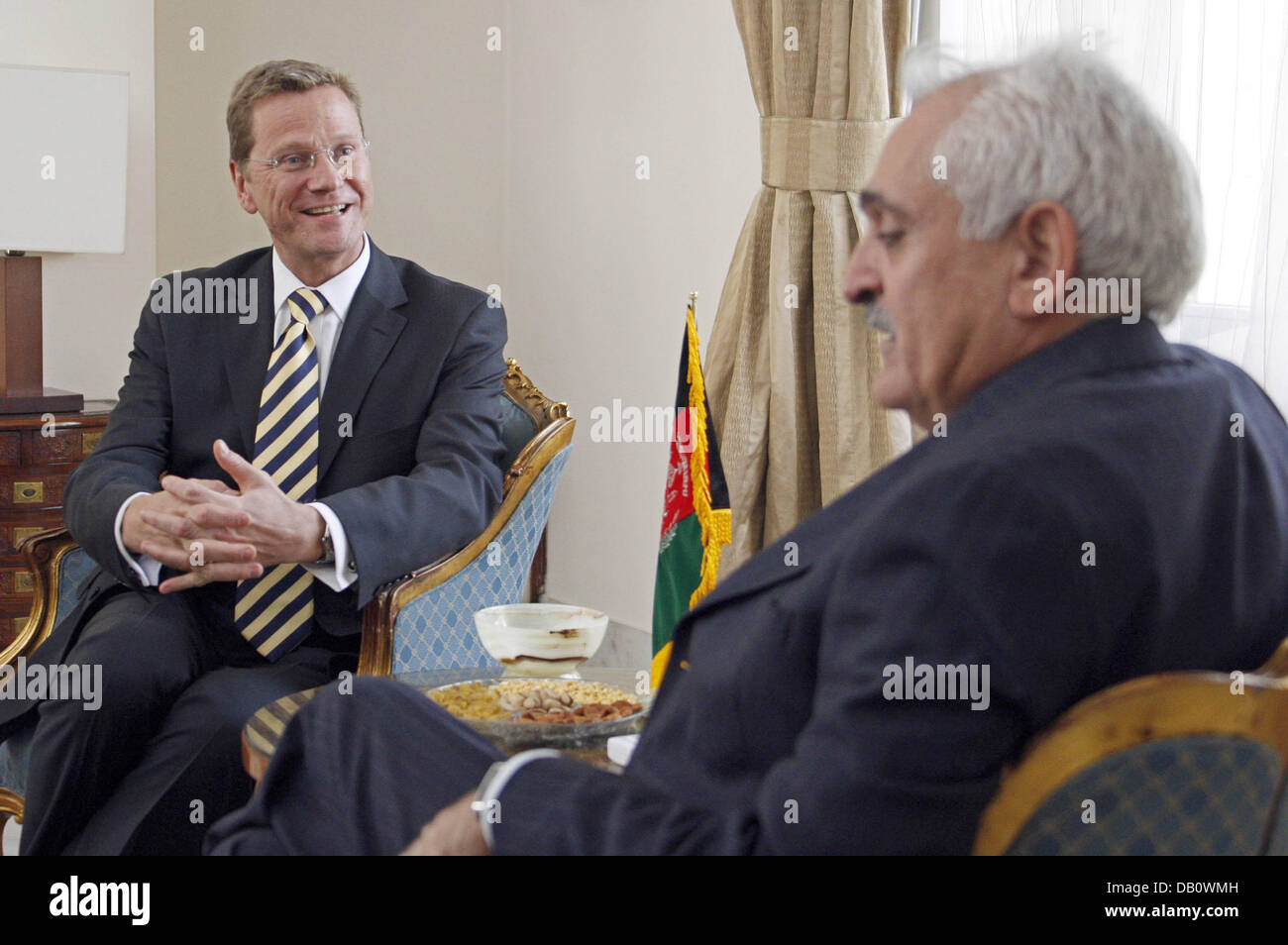 Le président des libéraux (FDP), Guido Westerwelle (L) est accueilli par le Ministre afghan des affaires étrangères Rangin Dadfar Spanta à Kaboul, Afghanistan, le 29 septembre 2007. Westerwelle est sur deux jours de visite d'information à l'Afghanistan pour obtenir une image du progrès du pays. Photo : Johannes Eisele Banque D'Images