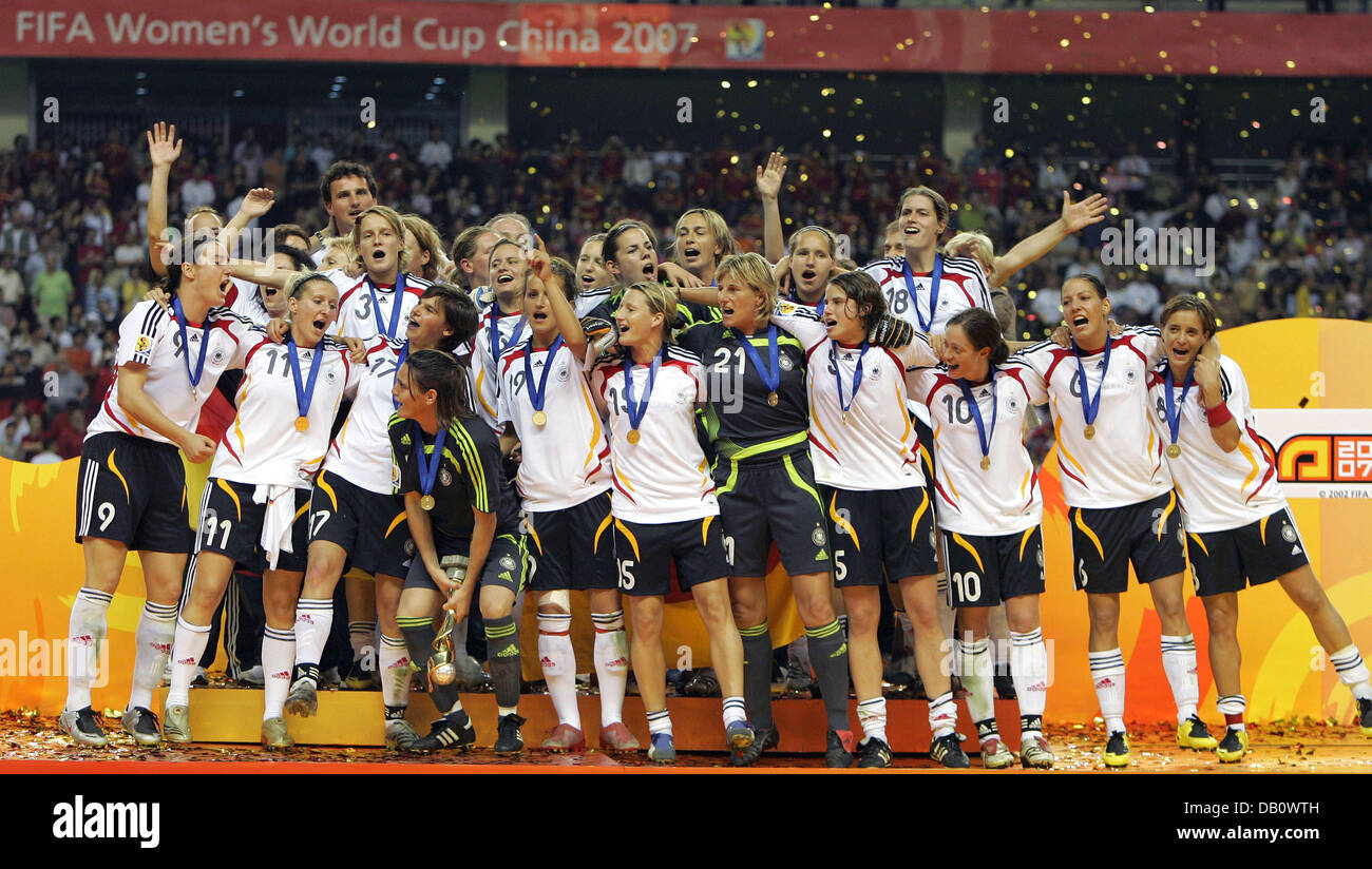 L'équipe allemande célèbrent leur victoire de la Coupe du Monde féminine après leur succès 2-0 contre le Brésil à Shanghai, Chine, 30 septembre 2007. Photo : Carmen Jaspersen Banque D'Images