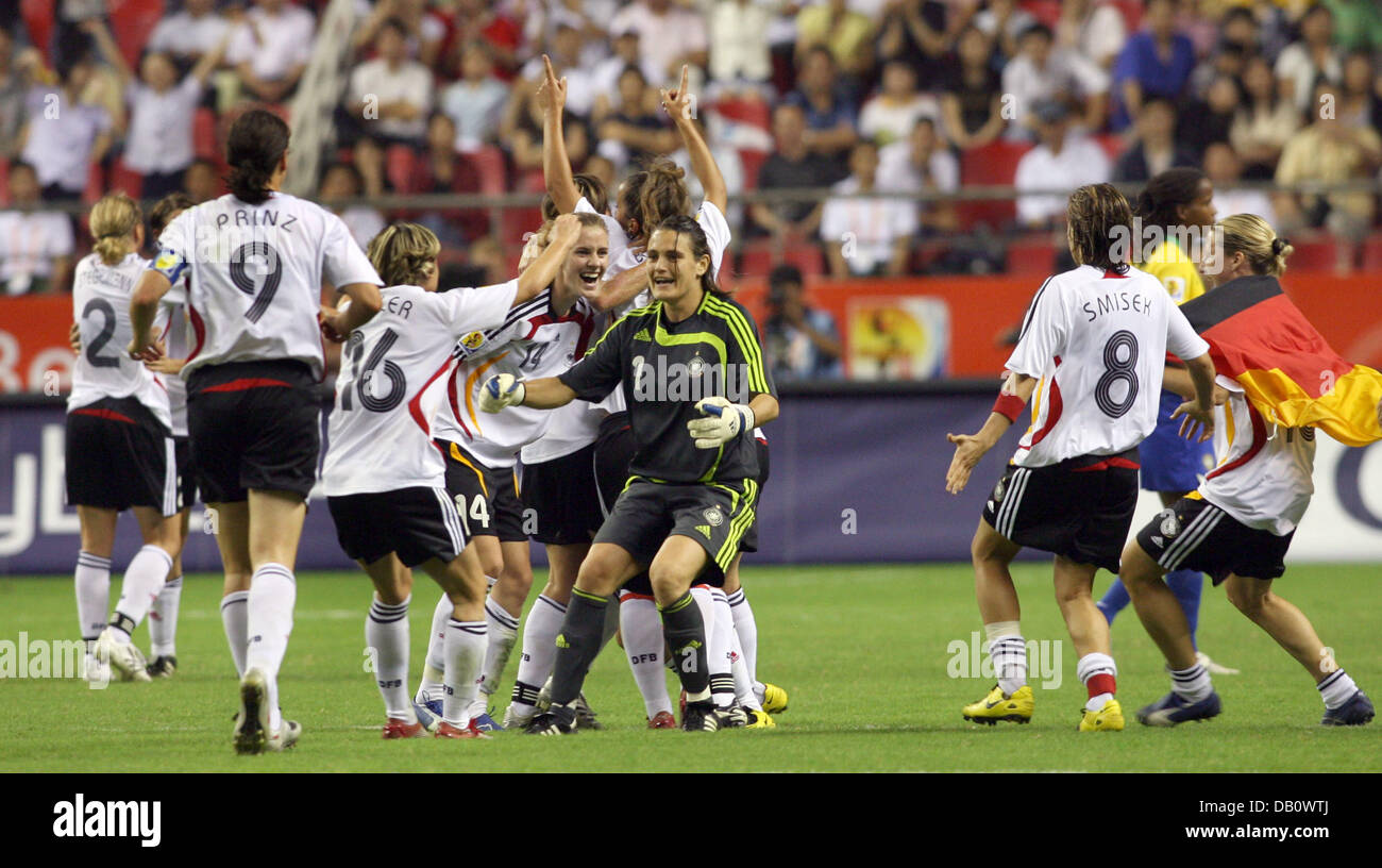 L'équipe allemande célèbrent leur victoire de la Coupe du Monde féminine après leur succès 2-0 contre le Brésil à Shanghai, Chine, 30 septembre 2007. Photo : Carmen Jaspersen Banque D'Images