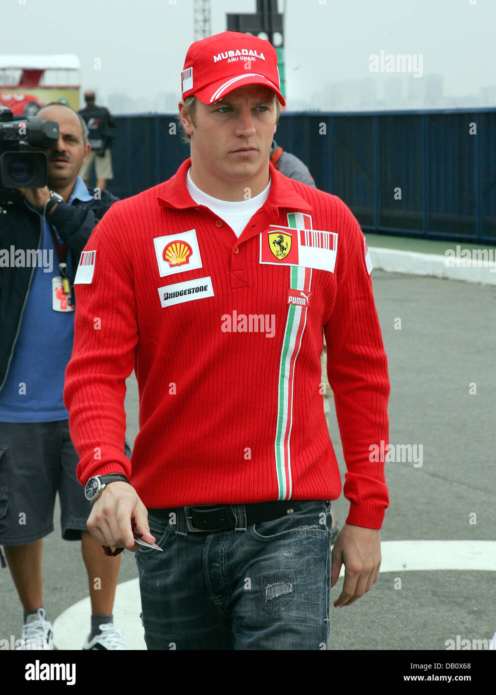 Pilote de formule 1 finlandais Kimi Raikkonen de Ferrari arrive sur le circuit d'Interlagos à Sao Paulo, Brésil, 18 octobre 2007. Le Brésilien la Formule Un Grand Prix 2007 aura lieu le 21 octobre. Photo : GERO BRELOER Banque D'Images