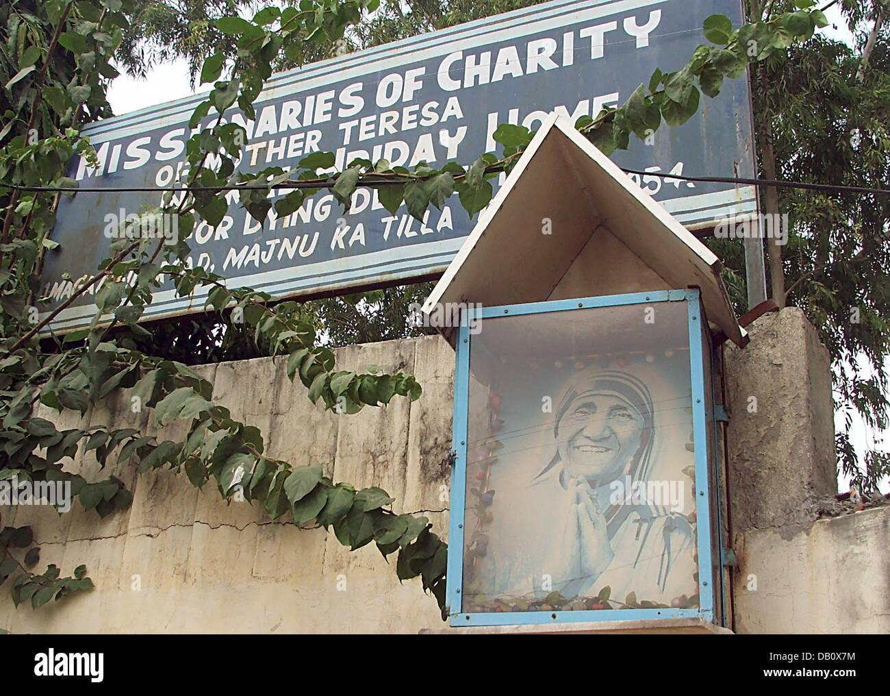 La photo montre une statue de Mère fondatrice Mère Teresa et le panneau d'entrée de l'Nirmal Hriday mourant Desolates Accueil pour exécuter par le 'Missionaries de bienfaisance" à New Delhi, Inde, 30 août 2007. L 'ange de la Pauvre' a établi l'ordre du 'Missionaries de bienfaisance" et a fondé la première maison pour mourir dans desolates Kalkutta en 1952. Il y a aujourd'hui plus de 5000 'Mi Banque D'Images