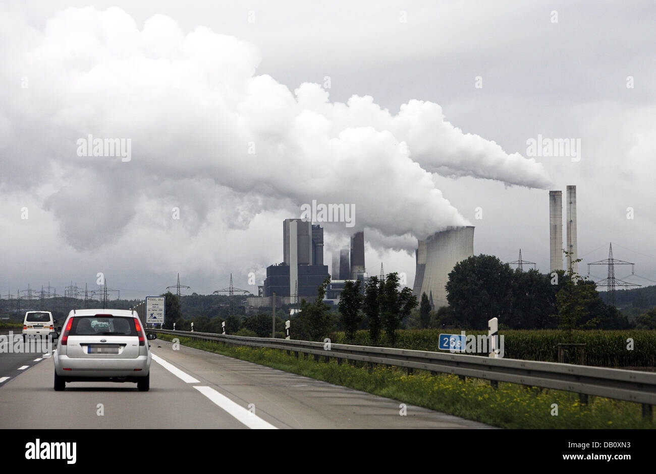 La photo montre la RWE brown coal power plant 'Weisweiler' à Eschweiler, Allemagne, le 7 septembre 2007. Selon une étude du WWF publiée en octobre 2005 et mai 2007, 'Weisweiler' compte parmi les 30 de l'Europe moins eco friendly les centrales électriques en raison de sa très forte émissions de dioxyde de carbone. Photo : Frank Rumpenhorst Banque D'Images