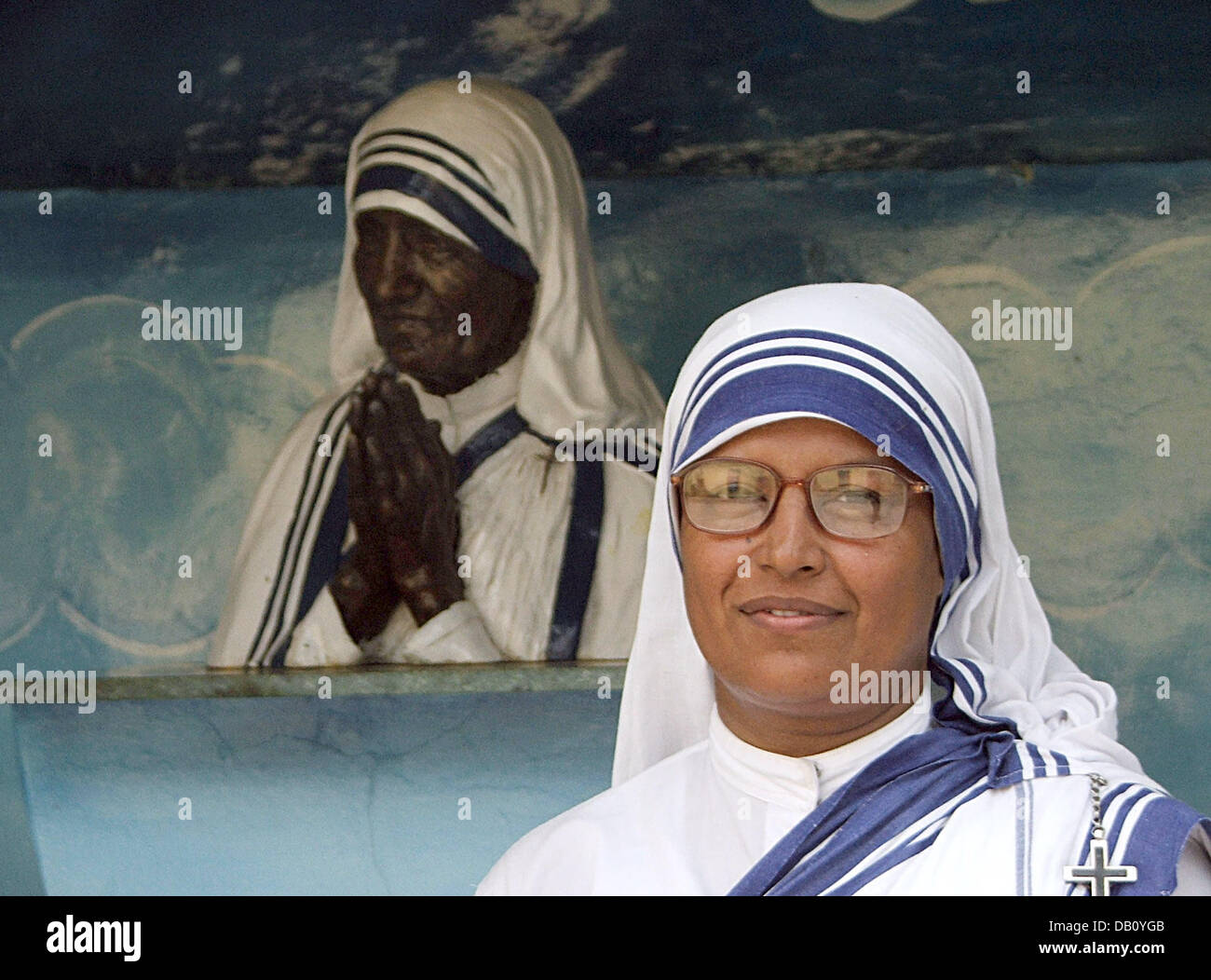 Le directeur de l'Nirmal Hriday mourant Desolates Accueil pour Sœur Jino est photographié devant une statue de la Mère fondatrice Mère Teresa à New Delhi, Inde, 30 août 2007. L 'ange de la Pauvre' a établi l'ordre du 'Missionaries de bienfaisance" et a fondé la première maison pour mourir dans Desolates Kalkutta en 1952. Il y a aujourd'hui plus de 5000 'Missionaries de charité. M Banque D'Images