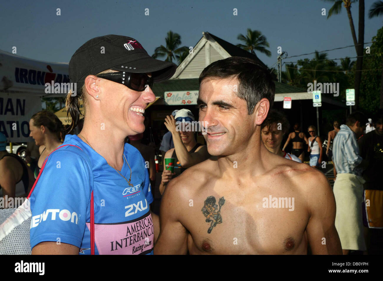 Le gagnant de l'an dernier de l'IRONMAN Hawaii Australian Michellie Jones sourit avec l'ancien cycliste professionnel Français Laurent Jalabert après l'entraînement de natation à Kailua Kona, Hawaii, USA, 09 octobre 2007. Jalabert participe pour la première fois dans l'IRONMAN Hawaii. Photo : Thomas Frey Banque D'Images