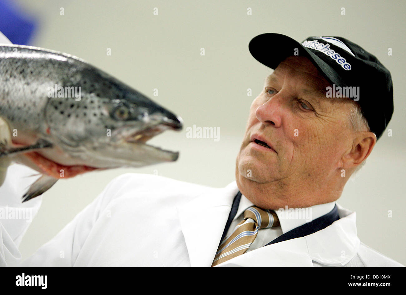 Le directeur de la "Deutsche Voir le Fischmanufaktur', Peter Dill (pas dans la photo), présente un saumon norvégien pour le Roi Harald V de Norvège (R) à l'une de ses chambres froides à Berlin, Allemagne, 16 octobre 2007. Le roi norvégien et de la Reine sont sur une visite d'Etat de trois jours en Allemagne. Photo : Rainer Jensen Banque D'Images