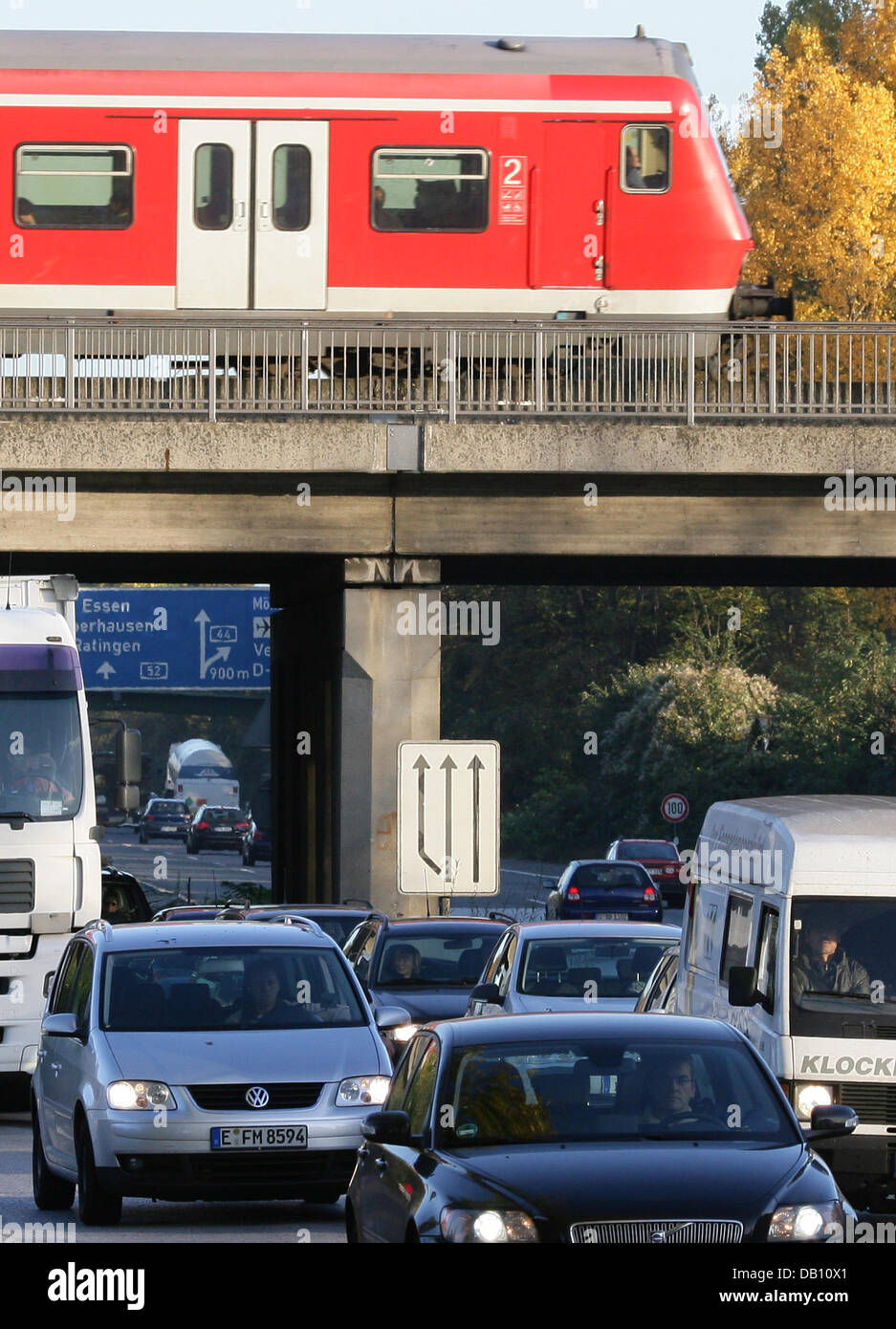 Les voitures sont pris dans un embouteillage alors qu'un train régional sur un pont, à l'autoroute A52 près de Düsseldorf, Allemagne, 18 octobre 2007. De nombreux navetteurs mis à la voiture en raison de la grève des chemins de fer allemands GDL union pilotes moteur ('Gewerkschaft der Lokomotivfuehrer'). La grève sur le trafic à courte distance. Photo : Federico Gambarini Banque D'Images