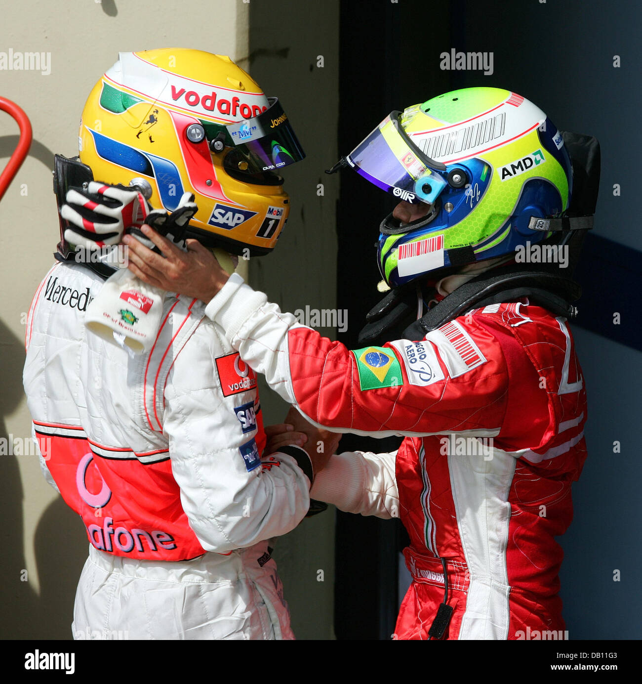 Pilote de Formule 1 britannique Lewis Hamilton (L) de McLaren Mercedes est consolé par le Brésilien Felipe Massa (R) de la Ferrari après le Grand Prix de Formule 1 du Brésil à Carlos Pace circuit de course à Interlagos près de Sao Paulo, Brésil, 21 octobre 2007. Photo : GERO BRELOER Banque D'Images