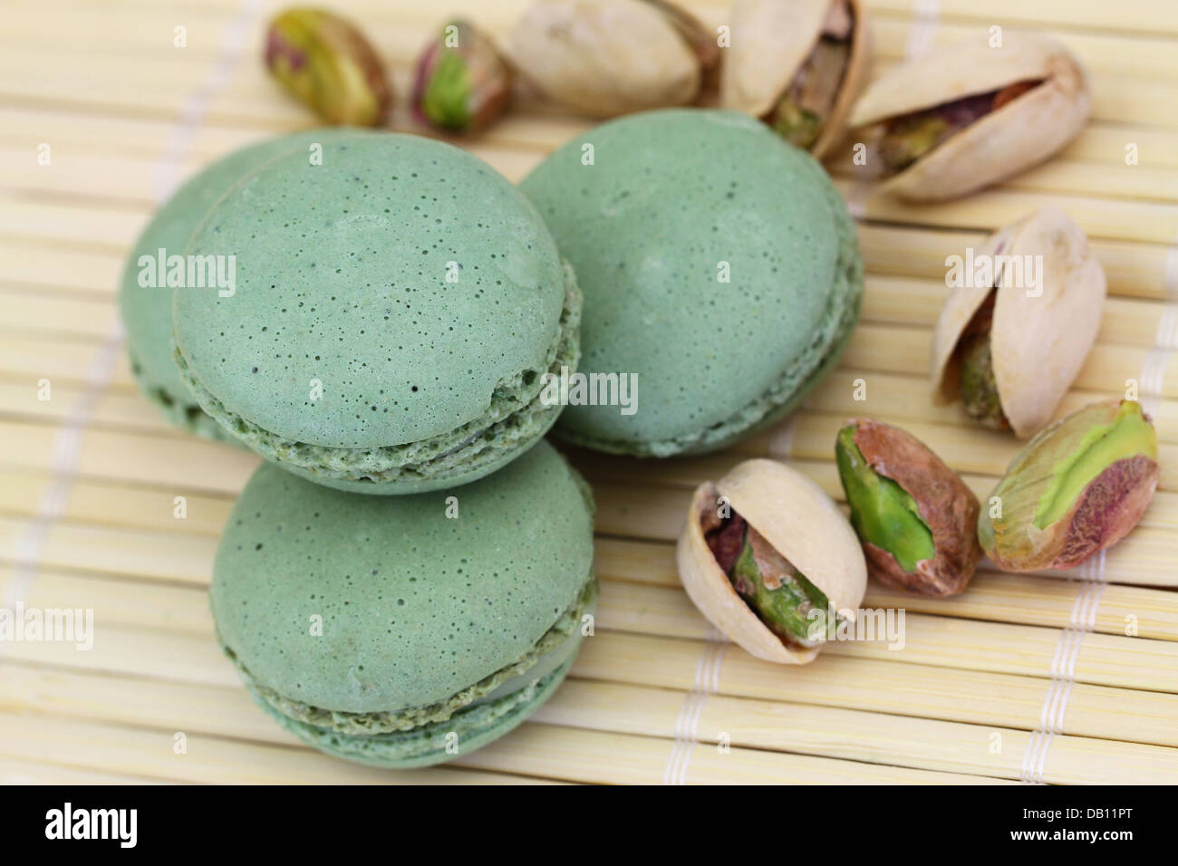 Macarons à la pistache et pistaches Banque D'Images