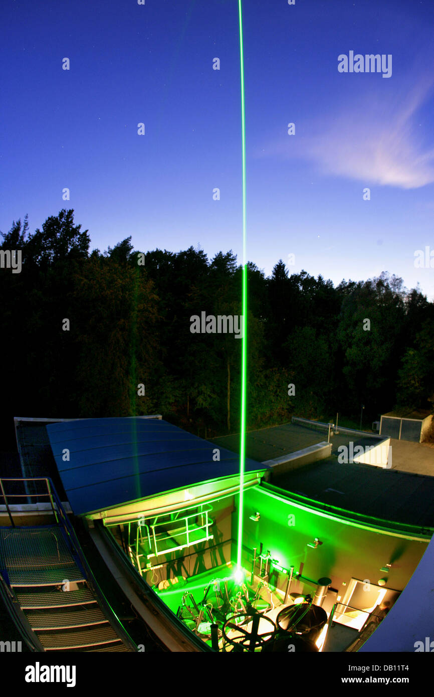Un faisceau laser vert est orienté dans le télescope hall de l'Institut  Leibniz pour la physique atmosphérique à Kühlungsborn, Allemagne, 15  octobre 2007. Le faisceau laser visible à une hauteur allant jusqu'à