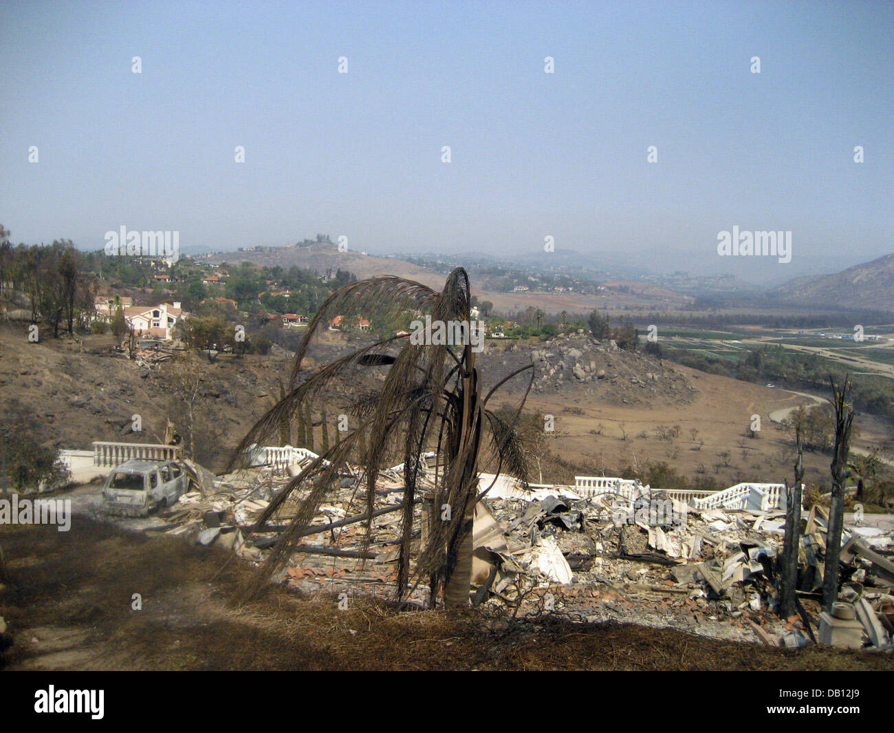 Vue sur les débris d'un millionnaire ?s estate dans Rancho Bernardo près de San Diega, CA, United States, 25 octobre 2007. Le grave incendie qui fait rage sur la Californie a dévasté au moins 1 800 maisons dans le comté de San Diego d'avoir causé un dommage de plus de un milliard de dollar US tha. Quelque 1 700 kilomètres carrés de terres ont été brûlées. Photo : Barbara Munker Banque D'Images