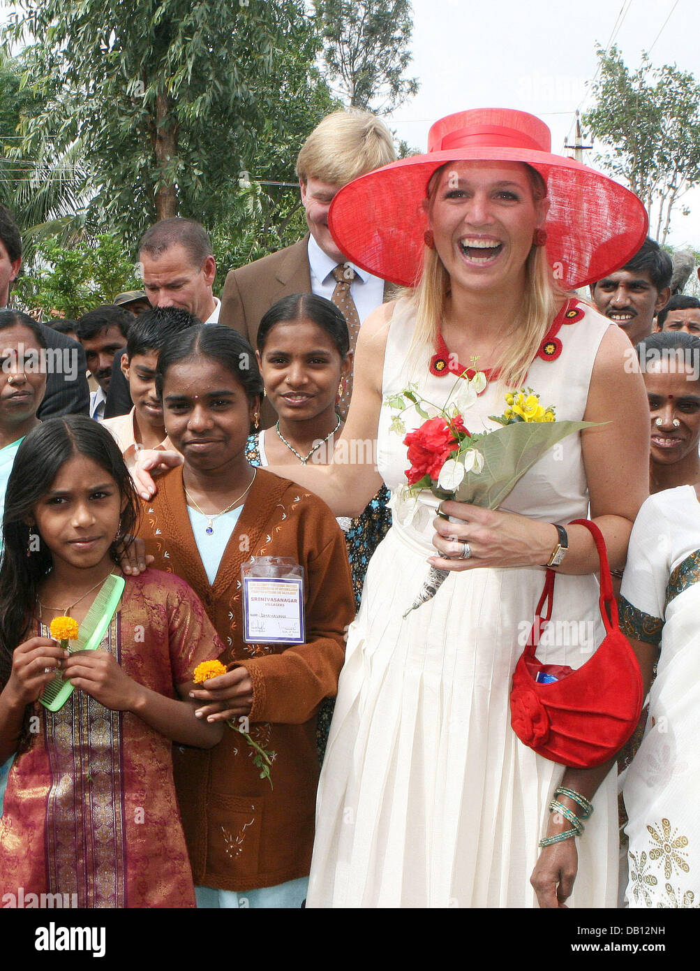 La princesse maxima des Pays-Bas (R) avec des sourires des enfants dans Srinivasnagar près de Bangalore, Inde, le 26 octobre 2007. La famille royale néerlandaise est sur trois jours de visite d'Etat en Inde, le troisième jour d'aujourd'hui la famille se sont informés sur les projets d'irrigation et de micro crédits. Photo : Albert Nieboer (Pays-Bas) Banque D'Images