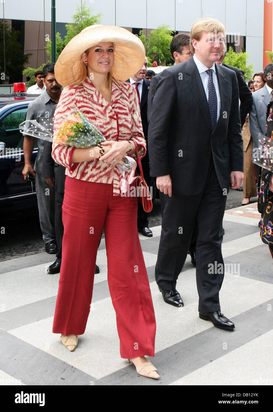 La Couronne néerlandaise Prince Willem Alexander (R) et son épouse la princesse Maxima arrivent dans les locaux de l'entreprise d'Infosys à Bangalore Inde, 26 octobre 2007. La famille royale néerlandaise paie une visite d'Etat de quatre jours en Inde. Photo : Albert Nieboer (Pays-Bas) Banque D'Images