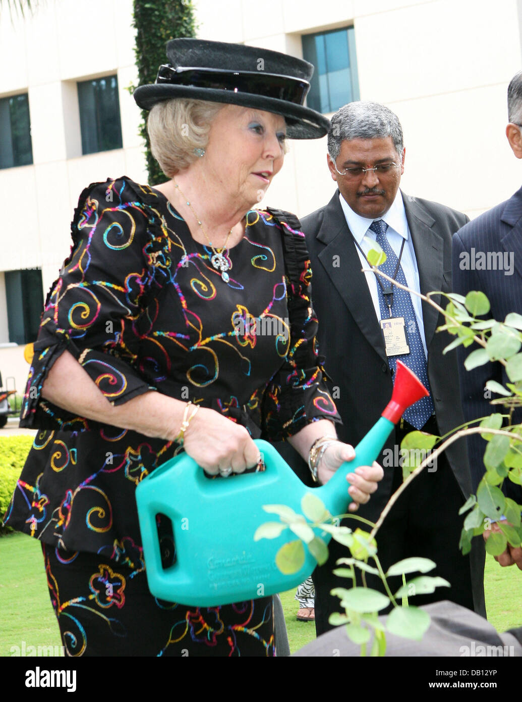 La Reine Beatrix (L) plante un arbre dans les locaux de l'entreprise d'Infosys à Bangalore Inde, 26 octobre 2007. La famille royale néerlandaise paie une visite d'Etat de quatre jours en Inde. Photo : Albert Nieboer (Pays-Bas) Banque D'Images