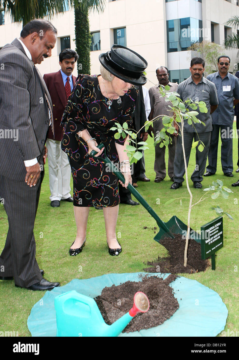 La Reine Beatrix (L) plante un arbre dans les locaux de l'entreprise d'Infosys à Bangalore Inde, 26 octobre 2007. La famille royale néerlandaise paie une visite d'Etat de quatre jours en Inde. Photo : Albert Nieboer (Pays-Bas) Banque D'Images