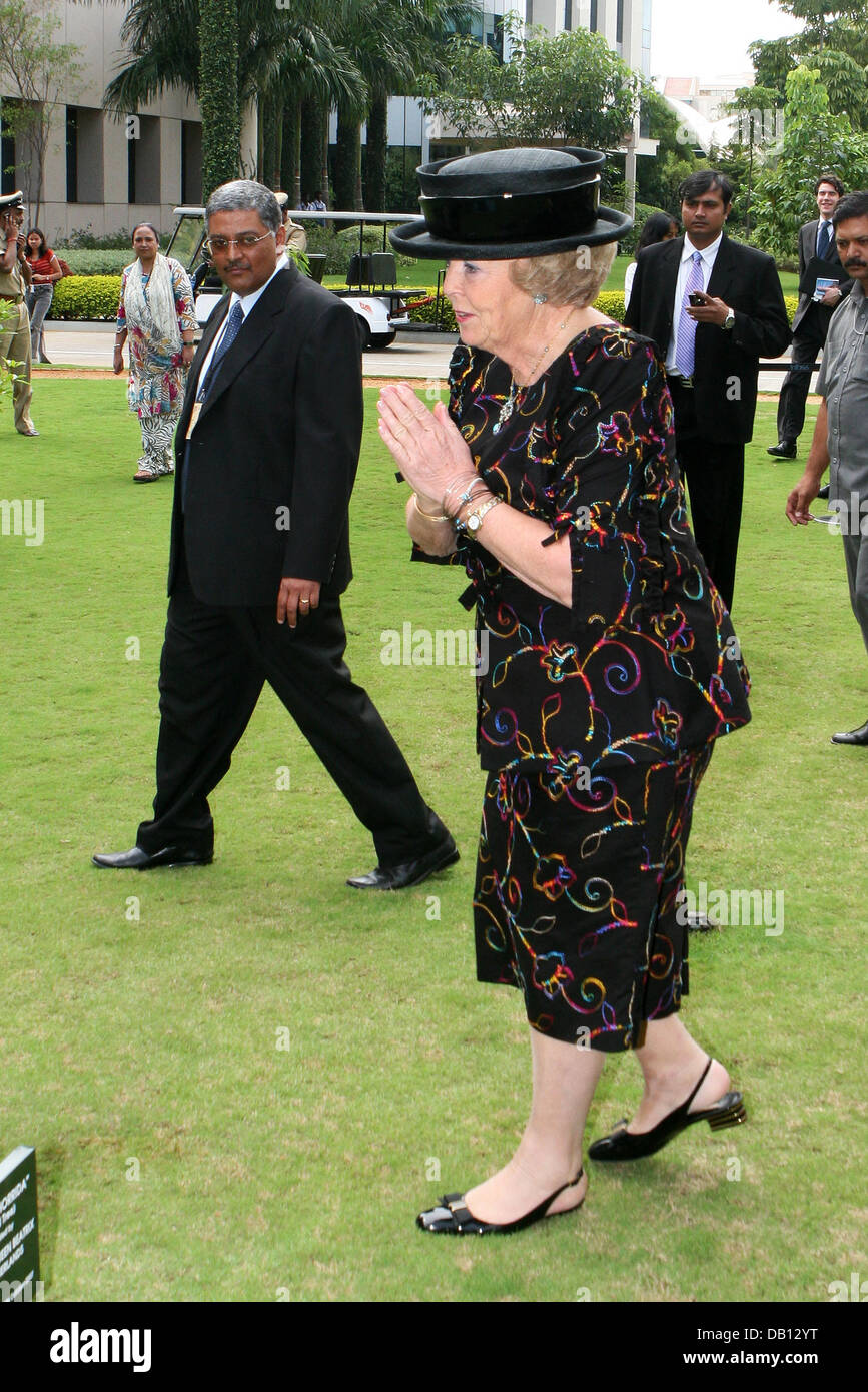 La Reine Beatrix (L) tours les locaux de l'entreprise d'Infosys à Bangalore Inde, 26 octobre 2007. La famille royale néerlandaise paie une visite d'Etat de quatre jours en Inde. Photo : Albert Nieboer (Pays-Bas) Banque D'Images