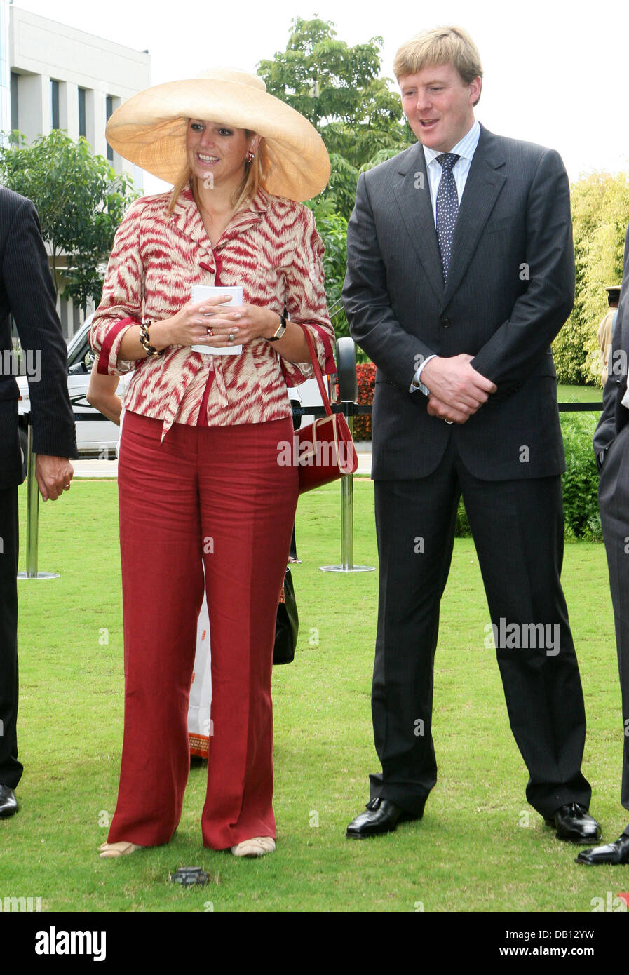 La Couronne néerlandaise Prince Willem Alexander (R) et son épouse la princesse Maxima tour les locaux de la société Infosys il à Bangalore Inde, 26 octobre 2007. La famille royale néerlandaise paie une visite d'Etat de quatre jours en Inde. Photo : Albert Nieboer (Pays-Bas) Banque D'Images