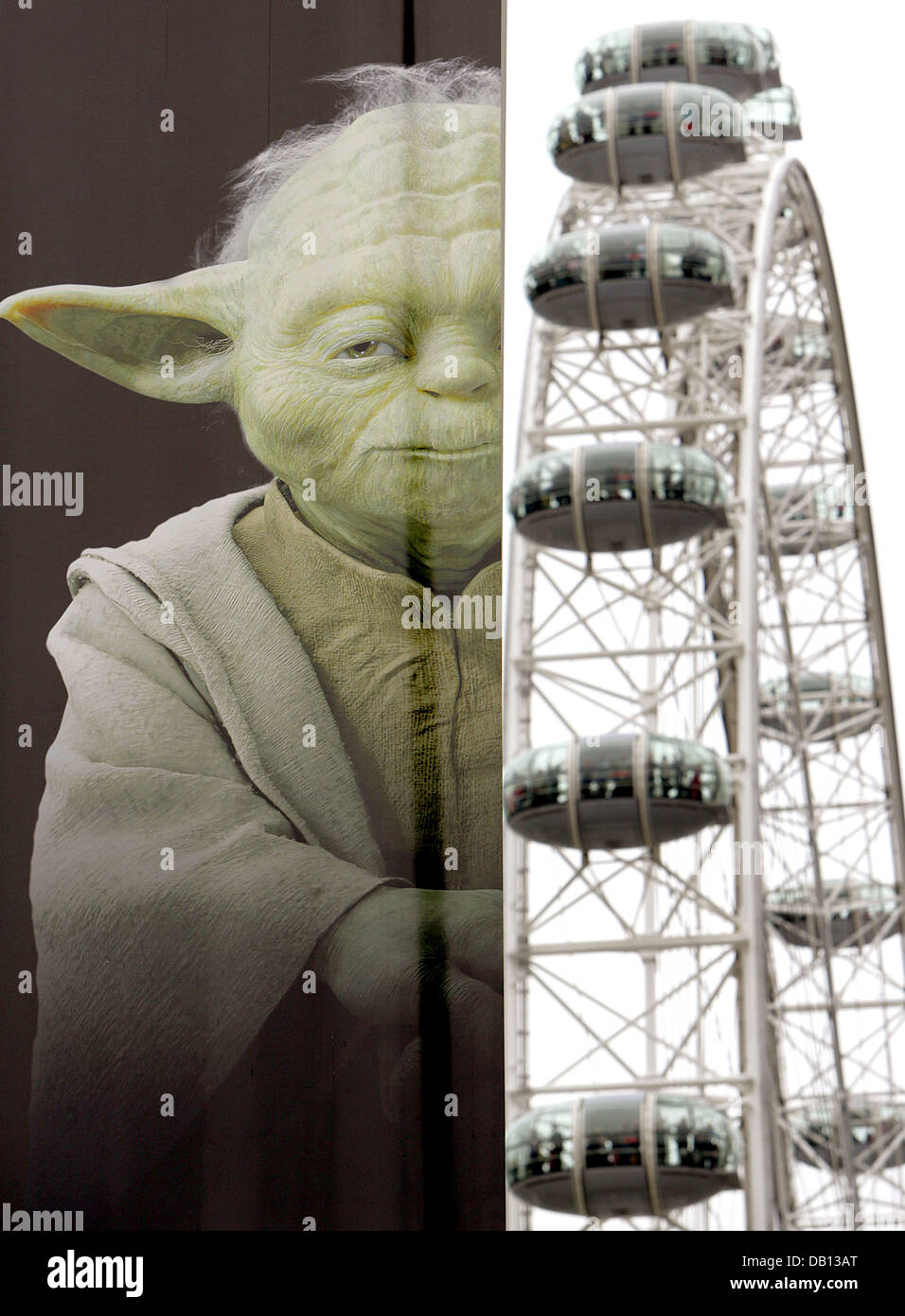 La photo montre le maître jedi Yoda (L), connu de tout le monde de la saga Star Wars, et le London Eye (R) à Londres, Royaume-Uni, 24 octobre 2007. La grande roue de London Eye est situé à la rivière Thames, les banques et les plus grandes ferris roues à ce jour. Photo : Rolf Vennenbernd¿ Banque D'Images