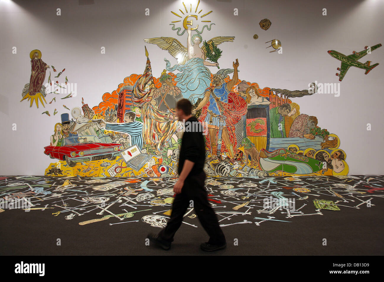 Un homme passe une installation par Moritz Goetze au stand de Francfort Galerie Rothamel au salon des beaux-arts de Cologne à Cologne, Allemagne, 30 octobre 2007. Quelque 160 propriétaires de galerie, les marchands d'art, antiquaires et objets sera présent au salon de l'art qui se tiendra du 31 octobre au 04 novembre 2007 à Cologne. Photo : Oliver Berg Banque D'Images