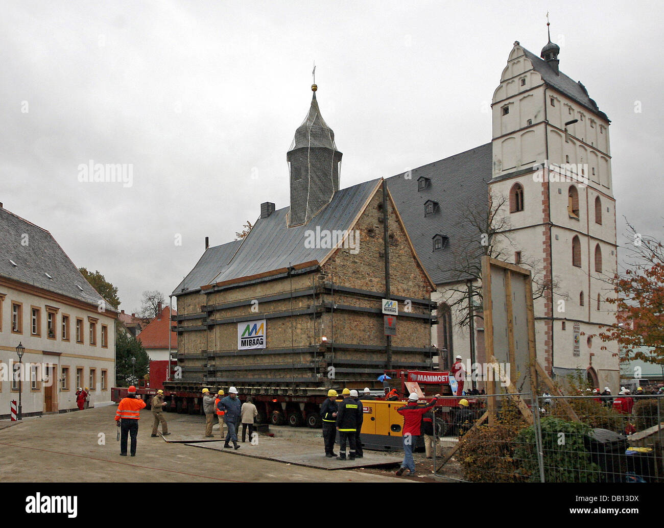 L'église Emmaüs arrive à destination après avoir été déplacé d'un véhicule spécial à Borna, Allemagne, 30 octobre 2007. En raison de l'approche de l'exploitation de mines de charbon 750 tonnes est transporté de l'église des douze kilomètres de Heuersdorf à Borna. Sur son chemin vers sa nouvelle destination deux passages de train et trois ponts ont dû être adoptées avant que les services ne peut être tenu de nouveau à l'église de Banque D'Images