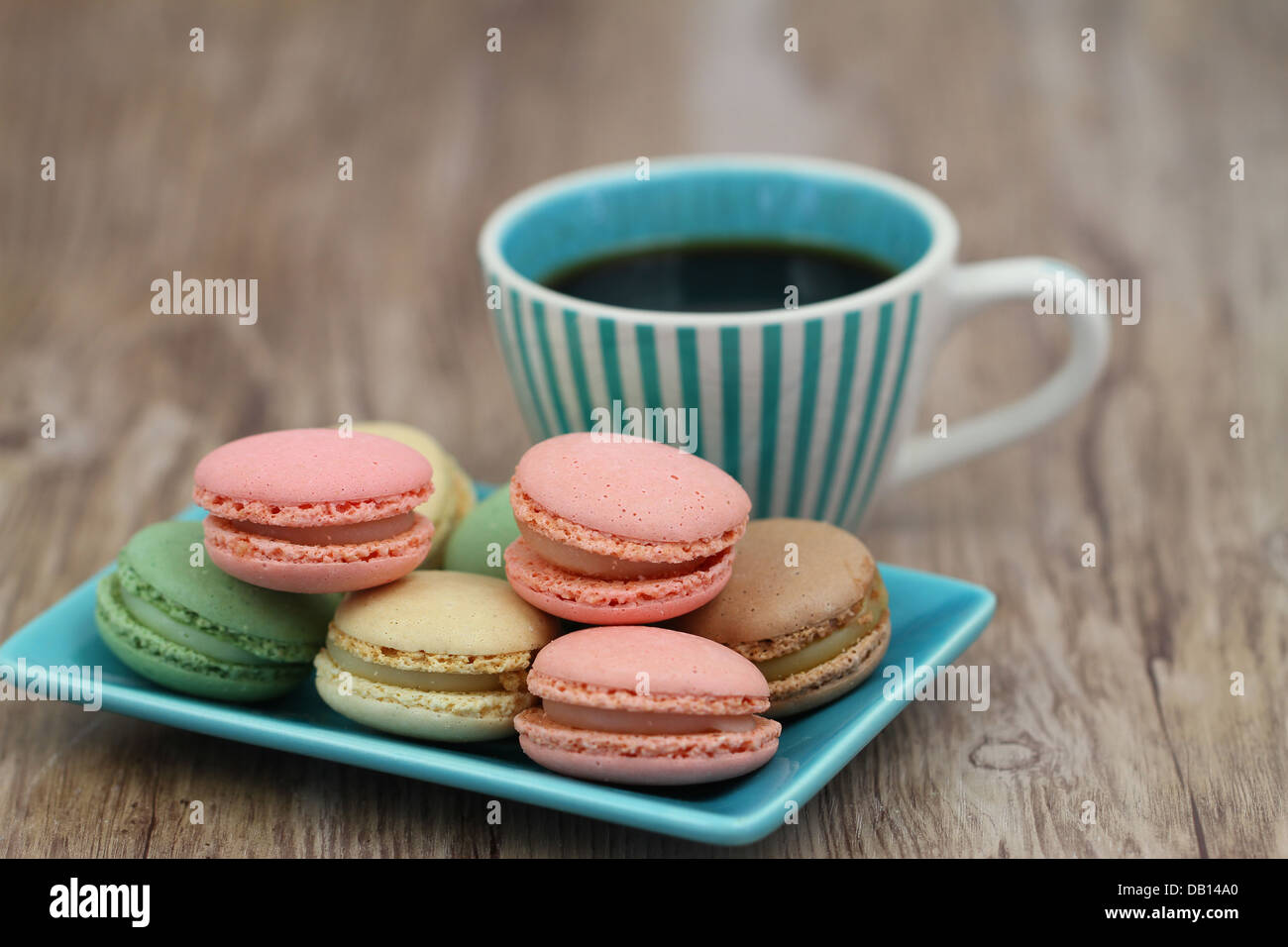 Macarons colorés et tasse de café Banque D'Images