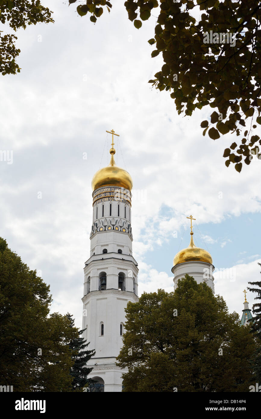 Voir d'Ivan le Grand clocher par arbre vert à Moscou Kremlin Banque D'Images