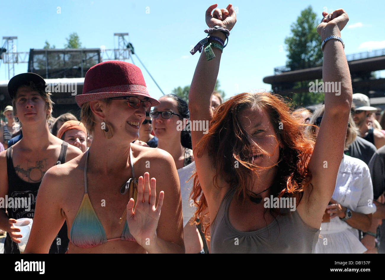 Fans sont illustrés pendant le festival international de musique Colours of Ostrava, 21 juillet 2013 à Ostrava, République tchèque. (Photo/CTK Jaroslav Ozana) Banque D'Images