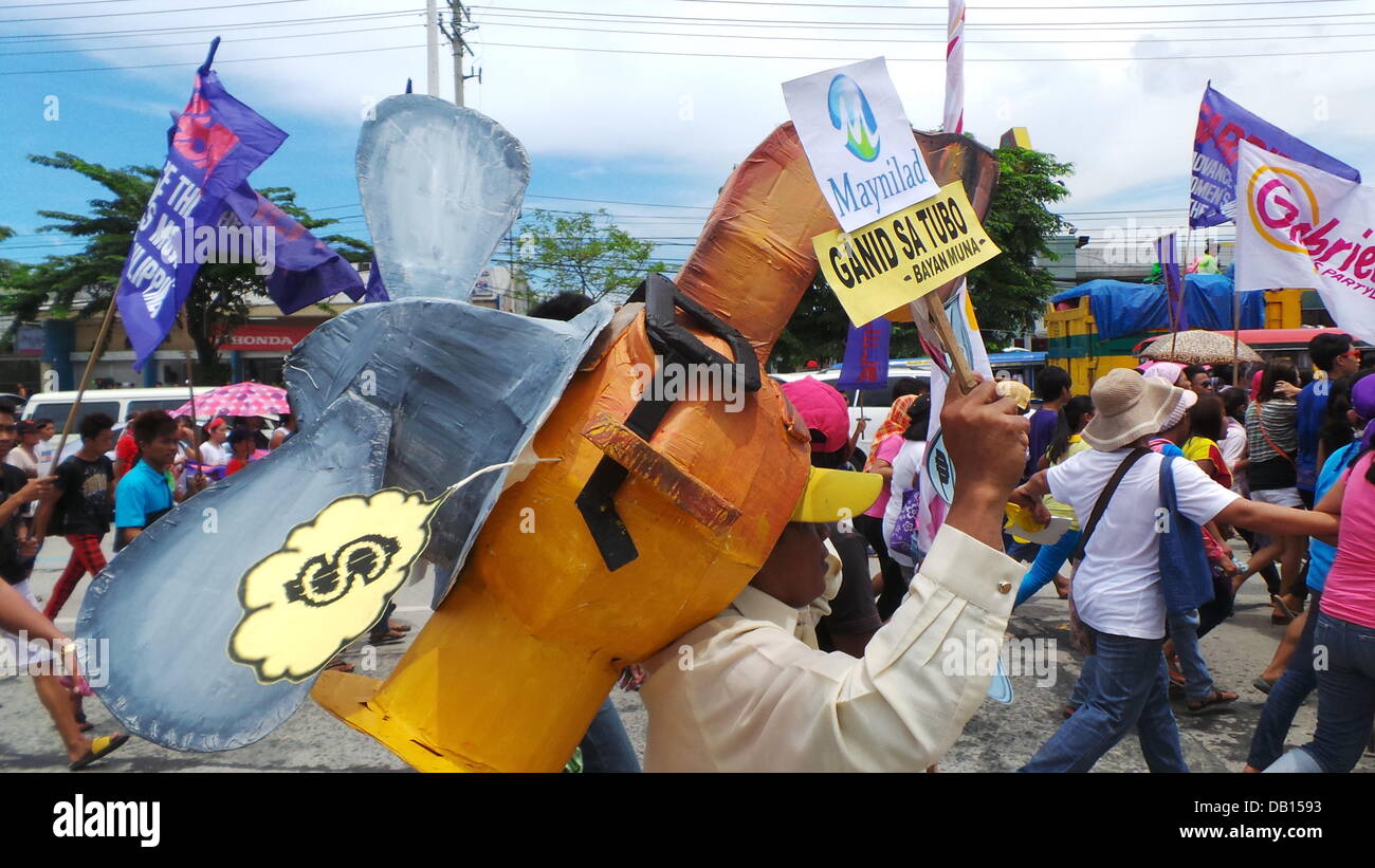 La ville de Quezon, Philippines. 22 juillet, 2013. Des milliers de groupes militants se sont mobilisés pour aller du Palais des congrès dans la ville de Quezon pour montrer qu'ils sont insatisfaits de la performance du président pour ses trois dernières années comme président. Selon eux l'état de la nation qui aura lieu le 22 juillet 2013 est constitué de mensonges. Des groupes militants croient que la pauvreté s'est aggravée et le programme de partenariat public-privé du président sera de fardeau pour les masses et les pauvres. Sherbien Dacalanio : Crédit/Alamy Live News Banque D'Images