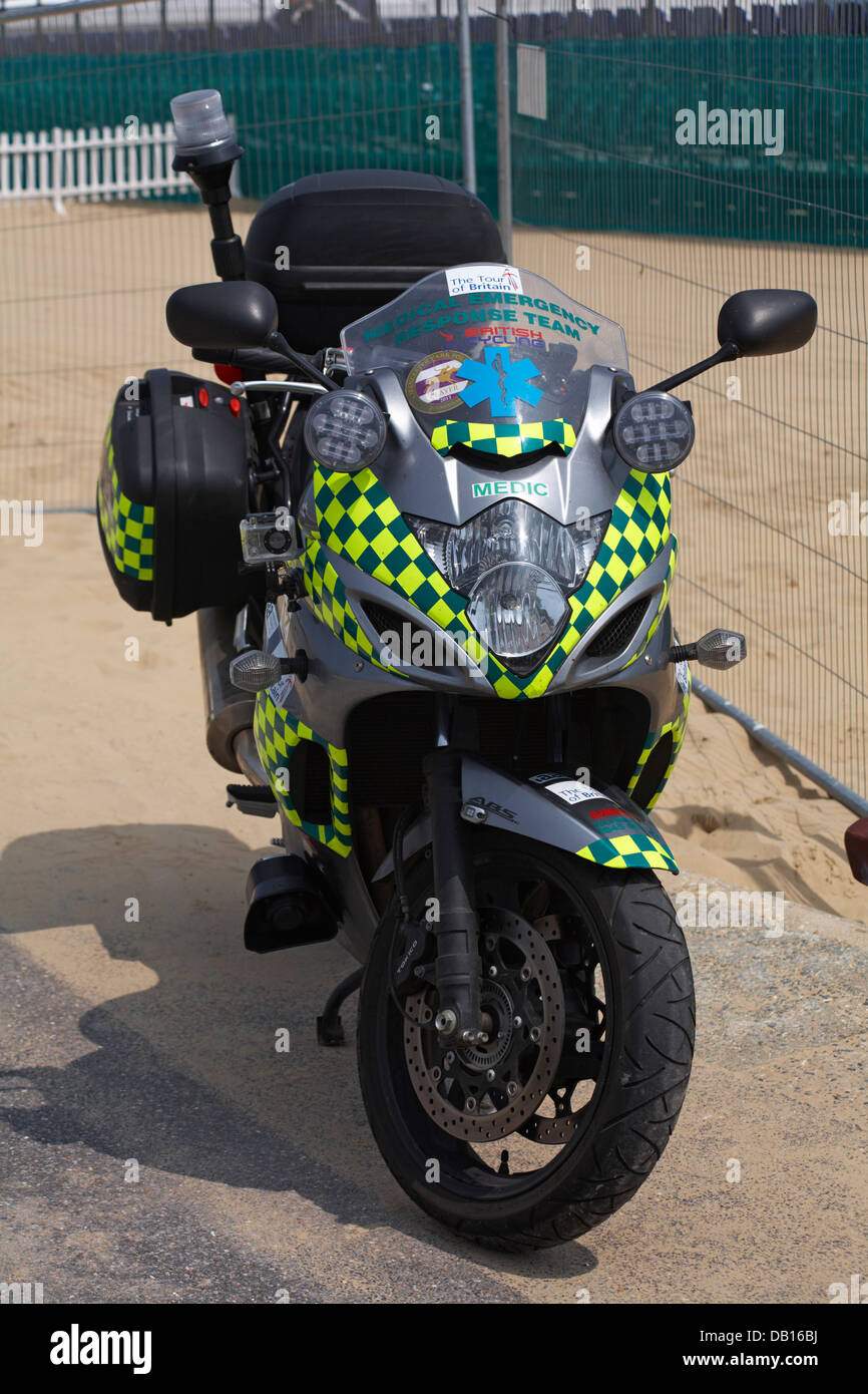 Ambulance moto équipe médicale d'intervention d'urgence Medic en veille à Beach Polo événement à Sandbanks, Poole UK en juillet Banque D'Images