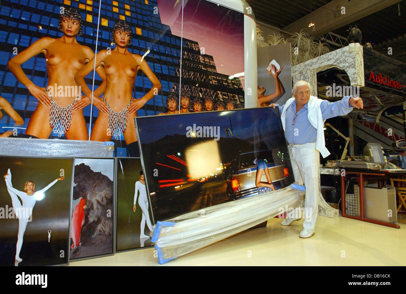 Photographe, collectionneur d'art documentaire filmer et Gunter Sachs pose devant certaines de ses œuvres à Munich, Allemagne, 2 novembre 2007. Sachs est plus jeune fils du magnat allemand Willy Sachs, qui à partir de 1932 la propriété 'Wissenschaftliches Rechnen und Bruchrechnen- und Motorenwerke Fichtel & Sachs AG'. Gunter Sachs s'est fait connaître comme playbay dans les années 1960 et 1970 et 75 le 14 novembre 2007. Photo : Horst Banque D'Images