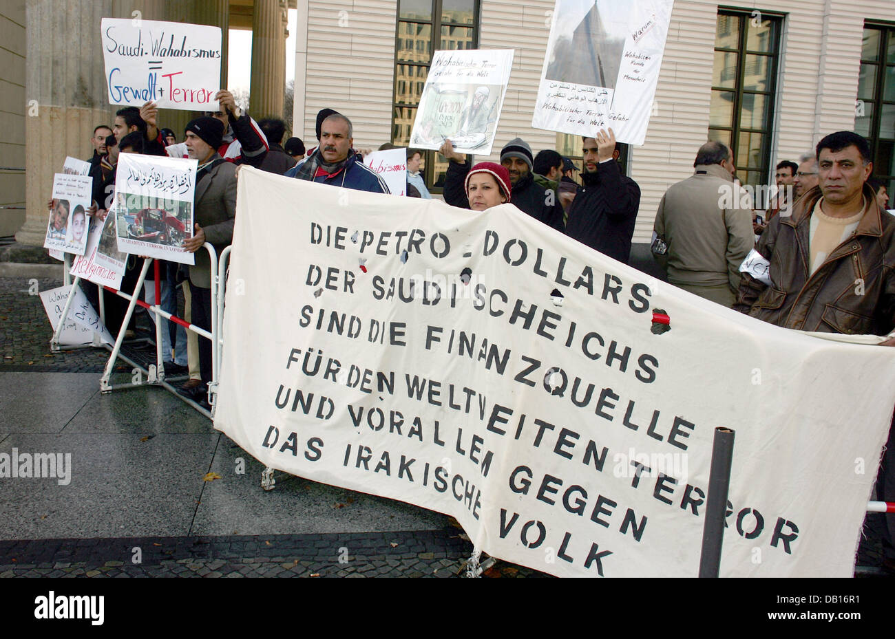 Demonstraters la plupart des Irakiens manifestation devant l'hôtel Adlon contre la visite du roi d'Arabie saoudite à Berlin, Allemagne, 7 novembre 2007. Le roi sera accueilli par le Chancelier allemand cet après-midi à Berlin. Les manifestants accusent le roi d'être responsable de la terreur islamique. Photo : GERO BRELOER Banque D'Images