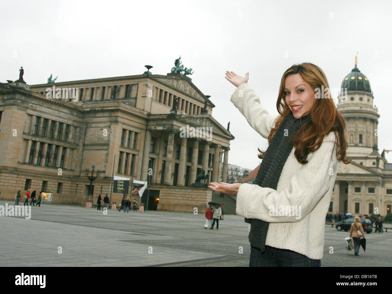 L'actrice et Plat-hôtes Katrin Lampe est photographié à tzhe Gendarmenmarkt à Berlin, Allemagne, 03 novembre 2007. Lampe a joué plusieurs rôles dans les films, séries TV et dans le théâtre. Photo : Jens Kalaene Banque D'Images
