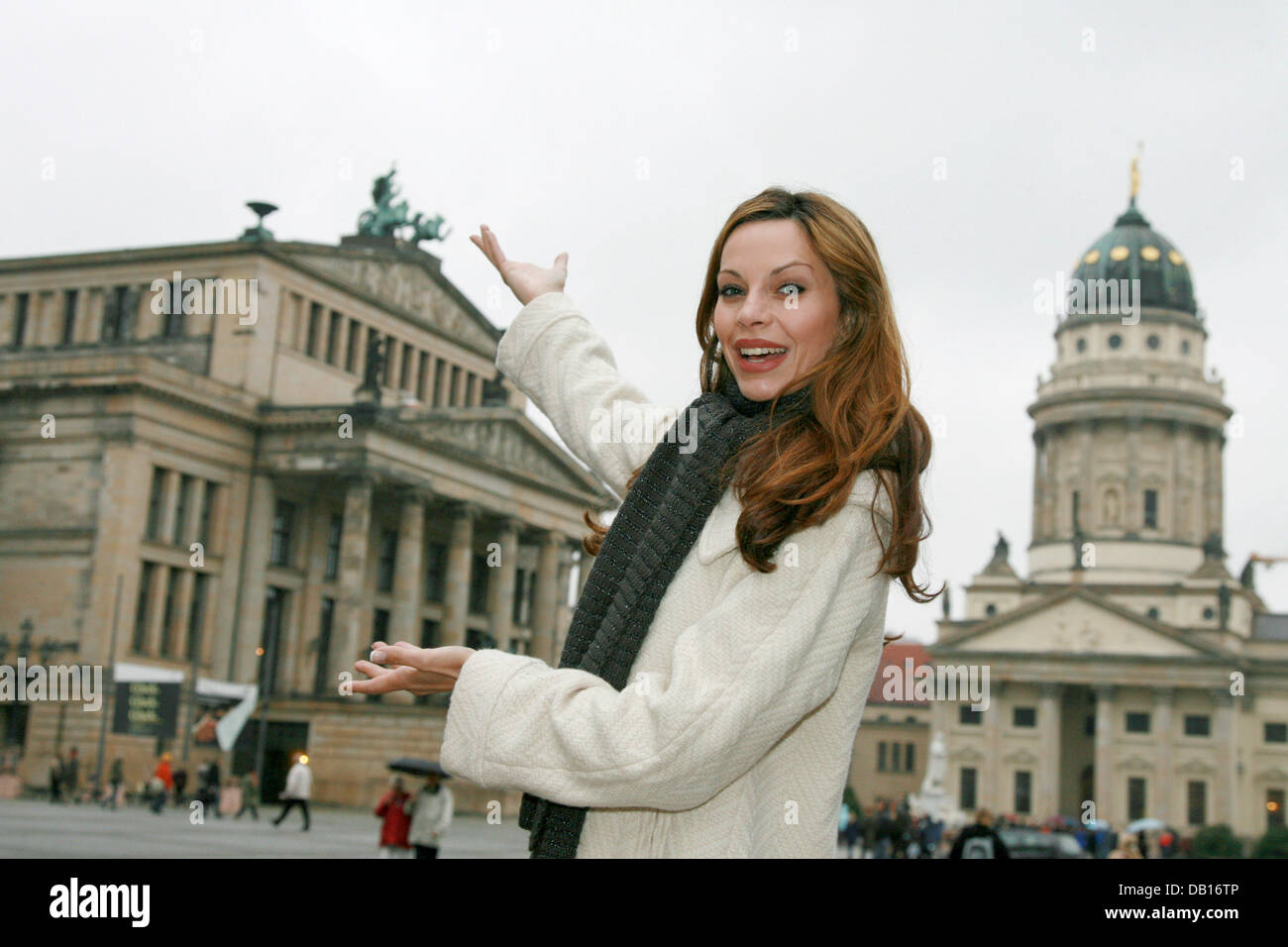 L'actrice et Plat-hôtes Katrin Lampe est photographié à tzhe Gendarmenmarkt à Berlin, Allemagne, 03 novembre 2007. Lampe a joué plusieurs rôles dans les films, séries TV et dans le théâtre. Photo : Jens Kalaene Banque D'Images
