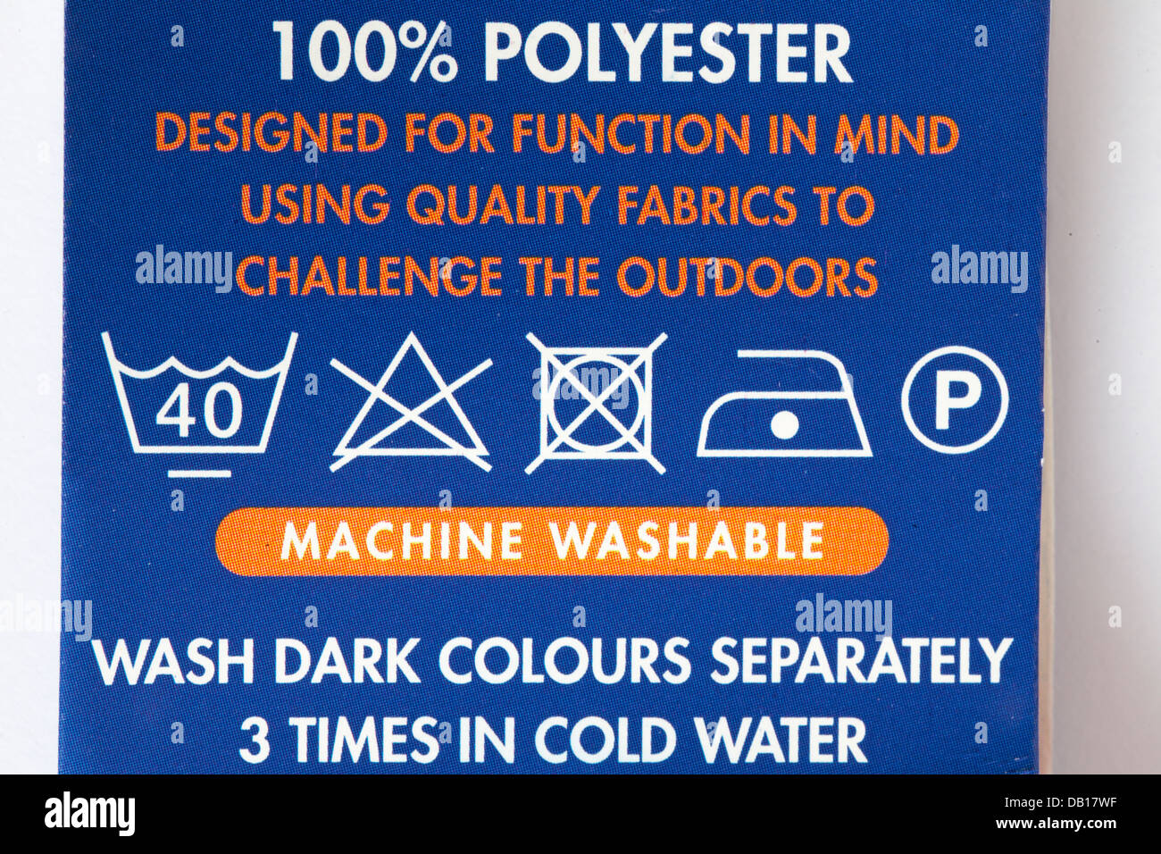 100 % polyester et instructions de lavage sur l'étiquette Photo Stock -  Alamy