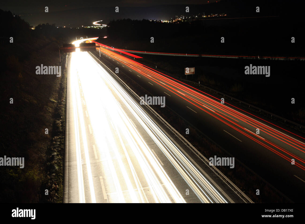 La photo montre une fois l'exposition d'autoroute allemande Autobahn 9 la nuit près de Bindlach, Allemagne, 4 novembre 2007. En raison d'une exposition de 30 secondes les lumières des voitures apparaissent comme des lignes. Photo : Marcus Fuehrer Banque D'Images