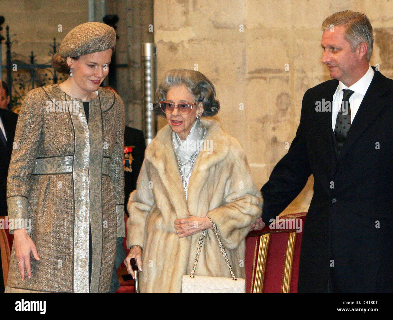 La famille royale de Belgique, le Prince Philippe (R), son épouse la Princesse Mathilde (L) et de la Reine Fabiola de Belgique assister à la "fête des Koningsfeest à Bruxelles, Belgique, 15 novembre 2007. Au cours de l'Koningsfeest les étudiants ont protesté contre la monarchie. Certains d'entre eux ont été prises dans costudy par la police. Photo : Albert Nieboer (Pays-Bas) Banque D'Images