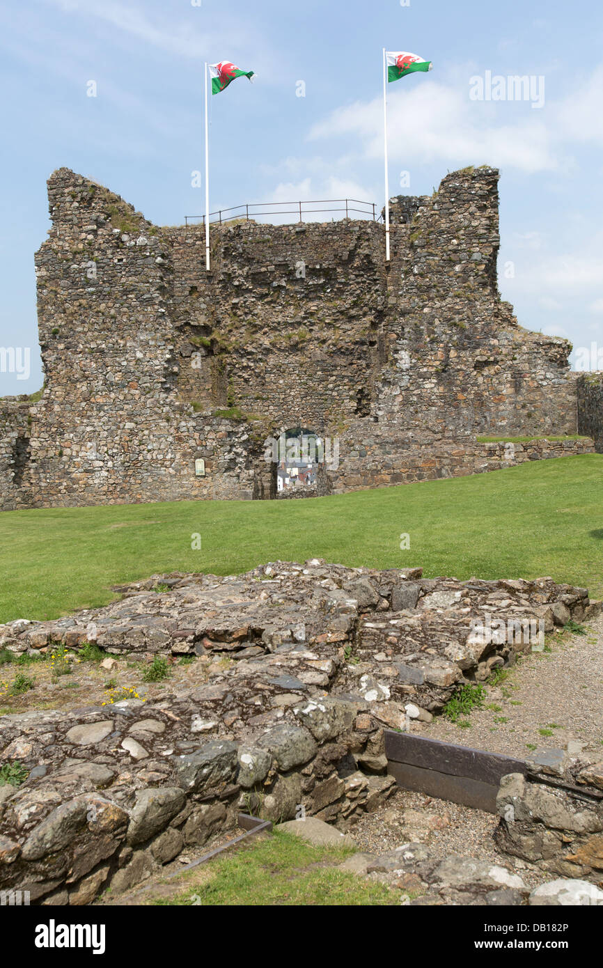 Ville de Criccieth, Pays de Galles. Vue pittoresque du Château de Criccieth ward intérieur avec les deux tours, est entrée dans l'arrière-plan. Banque D'Images