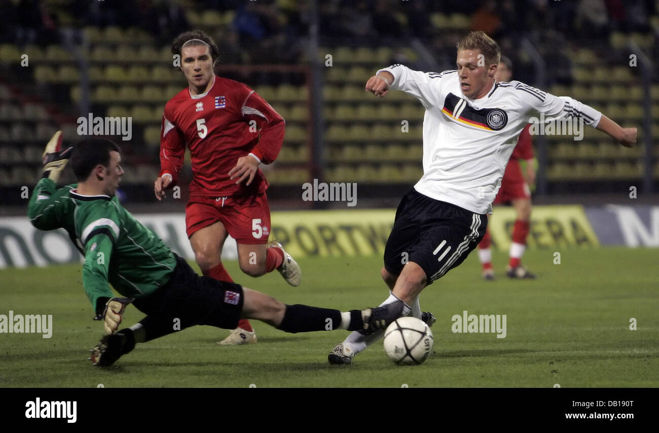 Le gardien luxembourgeois Jeff Oster (C) de l'Allemagne fautes Rouwen Hennings (R) duirng le match de qualification pour l'UEFA "moins de 21 Championship 2009 Suède' tenue à Josy Barthel-Stadion au Luxembourg, Luxembourg, le 20 novembre 2007. Photo : Ronald Wittek Banque D'Images