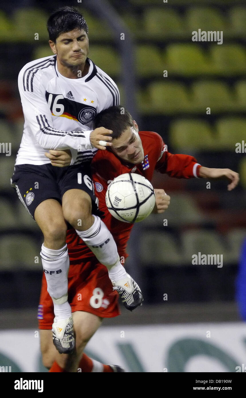 Joueur de l'équipe nationale allemande Baris Oezbek (L) convoite la la balle avec le Luxembourgeois Christophe Scholer (L) duirng le match de qualification pour l'UEFA "moins de 21 Championship 2009 Suède' tenue à Josy Barthel-Stadion au Luxembourg, Luxembourg, le 20 novembre 2007. Photo : Ronald Wittek Banque D'Images