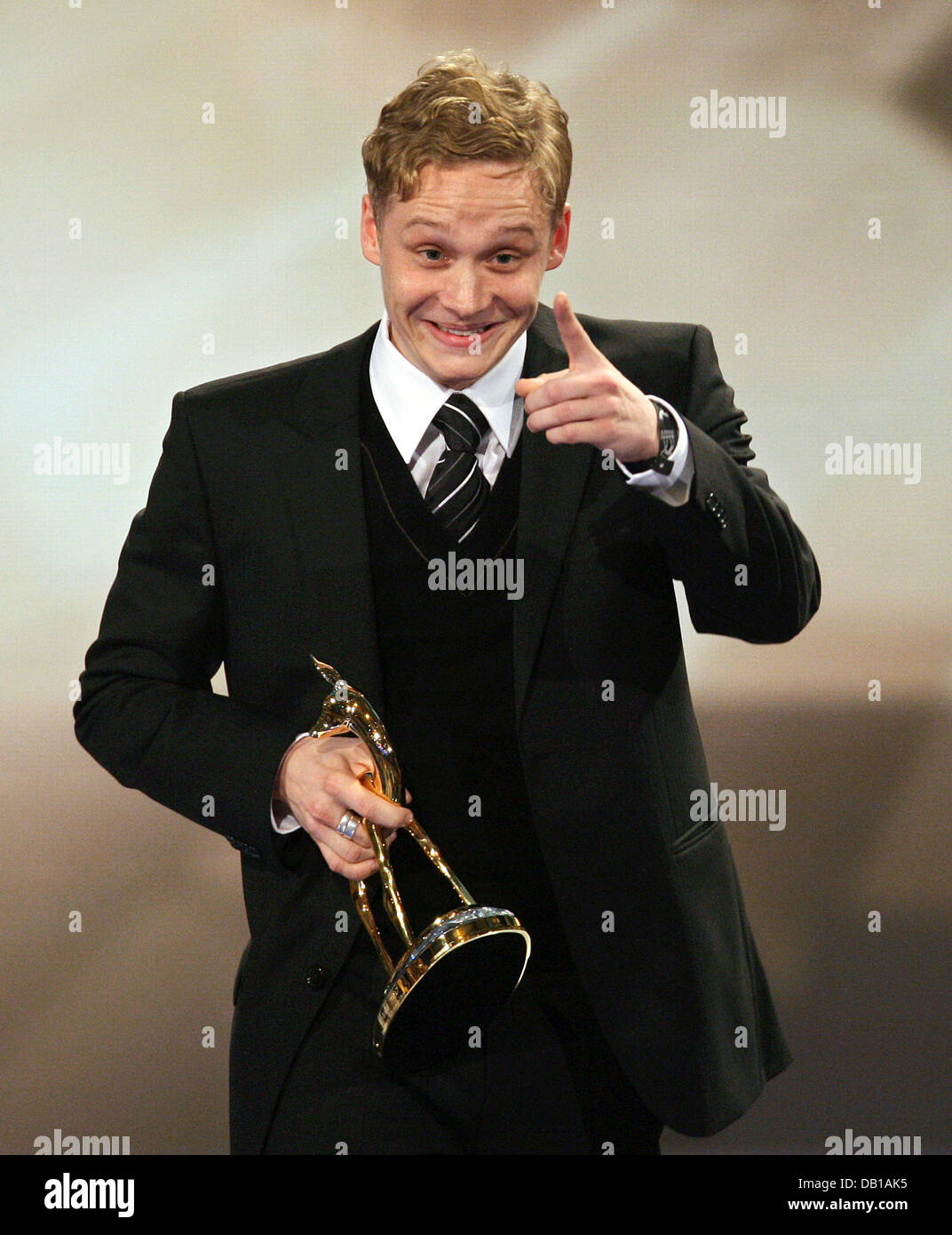 L'acteur allemand Matthias Schweighoefer célèbre son prix sur scène lors de la 59e cérémonie annuelle de remise des prix Bambi à Duesseldorf, Allemagne, 29 novembre 2007. Photo : Oliver Berg Banque D'Images