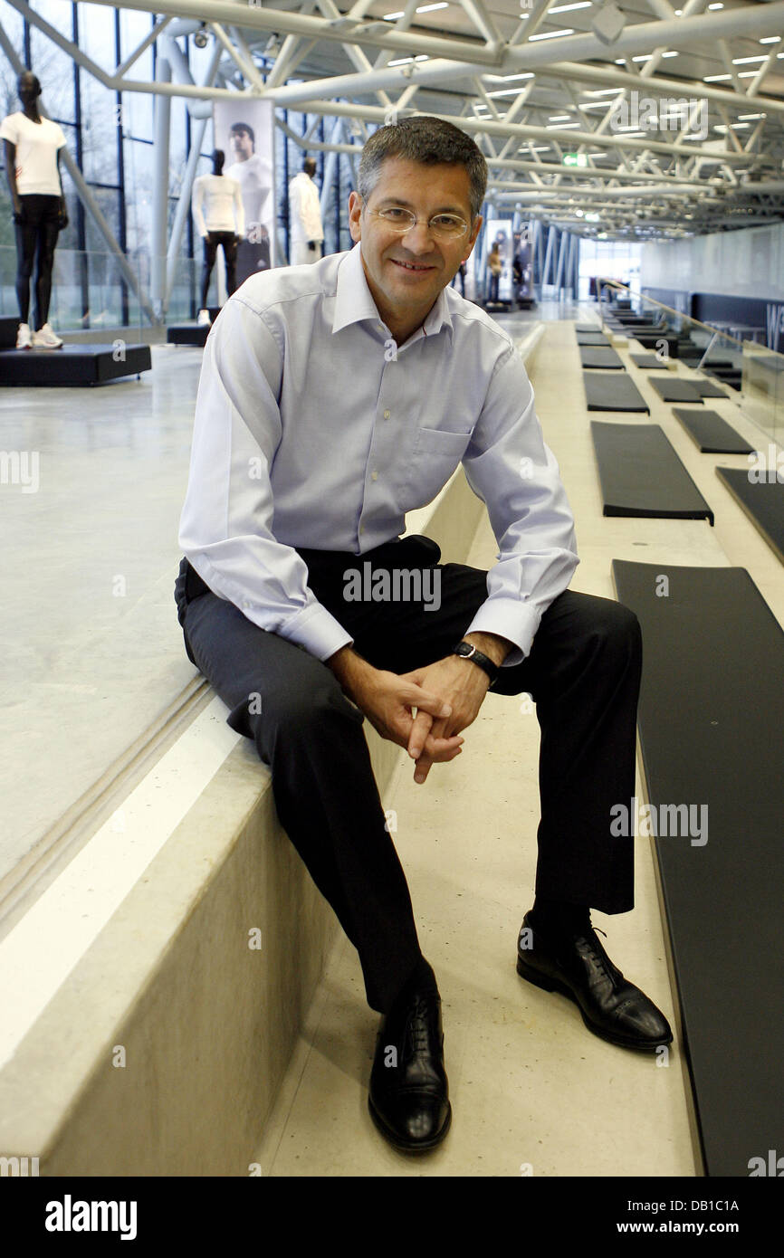 Le directeur général de la marque de sport adidas Herbert Hainer est  photographié à Herzogenaurach, Allemagne, 03 décembre 2007. Photo : Daniel  Karmann Photo Stock - Alamy