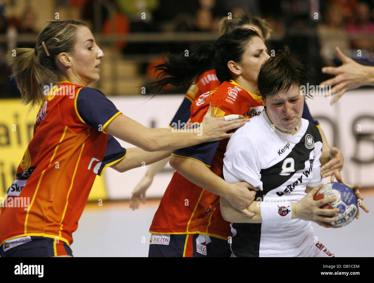 Anne Mueller (R) de l'Allemagne se lève contre deux Spainards dans le Championnat du Monde de Handball femmes tour principal groupe II match Espagne/Allemagne à Dijon, France, 06 décembre 2007. L'Allemagne bat l'Espagne 30-25. Photo : Rolf Haid Banque D'Images