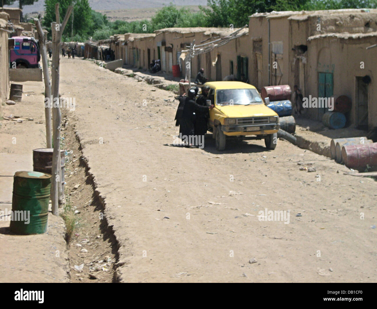 (Afp) le fichier photo datée du 11 mai 2005 montre une scène de la route de Chora, en Afghanistan. Un porte-parole confirme le 07 décembre, le Ministère fédéral du développement a approuvé la participation de la coopération technique allemande (GTZ) pour l'expansion de l'Urusgan province Allemagne participation civile dans la sud. Les 20 millions d'euros participation nous spand sur deux ou trois ans, y Banque D'Images